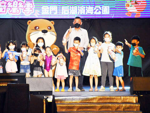 金门夏日音乐季昨晚开幕，县长杨镇浯与小朋友同乐。