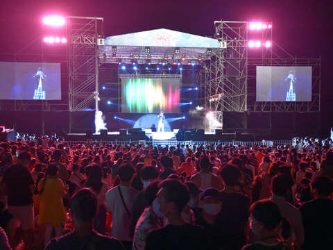 金門夏日音樂季昨晚開幕，后湖海灘人山人海。