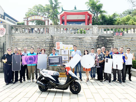 金湖鎮公所今年度再次舉辦觀光景點「九宮格」連線活動，活動將於7月30日開跑，鎮公所同時串連陳景蘭洋樓周邊地景，佈設數座大型裝置藝術供民眾與遊客打卡拍照。（林靈攝）