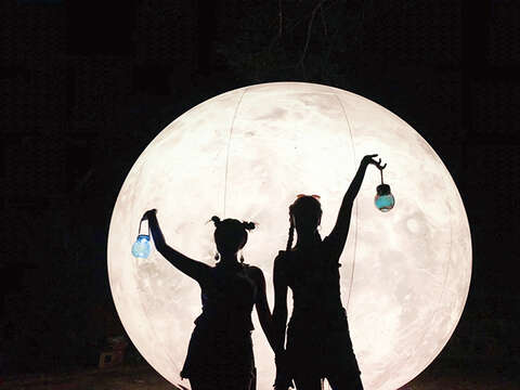 2022金门星光节8月1日在金湖西洪营区登场，〈金星女神〉作品融入梦想与憧憬，创造出满满的感动。（县府观光处提供）