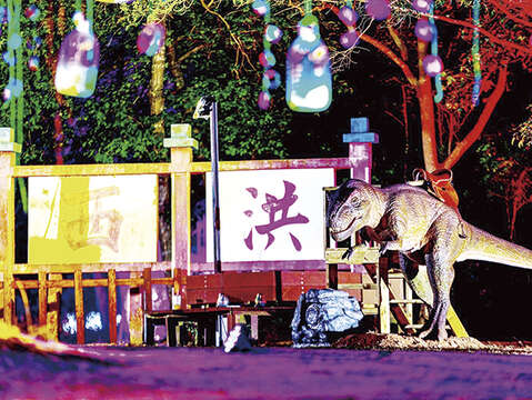 觀光處以科幻感的星球謎航與侏儸紀等時空地景藝術品為佈展主軸，讓營區搖身一變，成為星光點點的恐龍世界。（縣府觀光處提供）