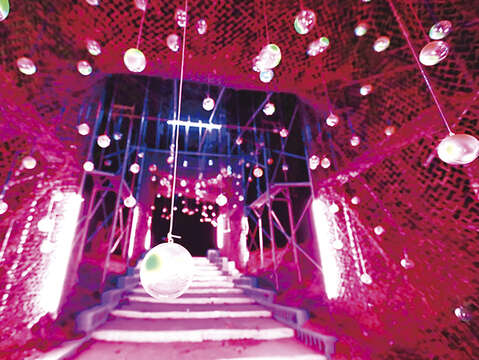 觀光處以科幻感的星球謎航與侏儸紀等時空地景藝術品為佈展主軸，讓營區搖身一變，成為星光點點的恐龍世界。（縣府觀光處提供1）