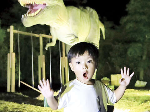 栩栩如生的恐龙让小朋友觉得惊奇又好玩。（县府观光处提供）
