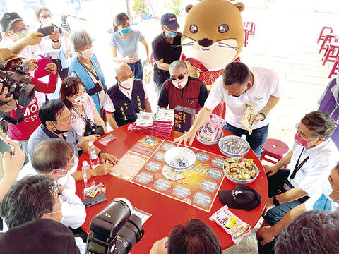 縣長楊鎮浯等來賓現場試玩博狀元。（陳冠霖攝）