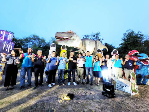 2022金門星光節活動，昨日晚間正式在西洪營區展開，貴賓共同在此次展覽最大賣點暴龍身旁合影。（許峻魁攝）