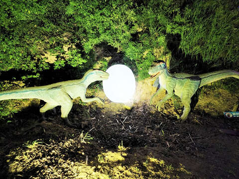 金门星光节以恐龙为主题，打造奇幻世界。（许峻魁摄）