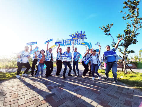 月灣市集昨日開幕，縣長楊鎮浯與各界貴賓同場同樂。（許峻魁攝）