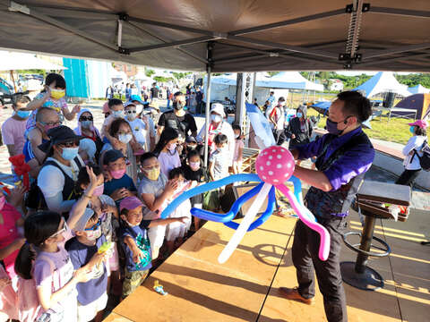 月灣市集開幕，表演活動吸引小朋友目光。（許峻魁攝）