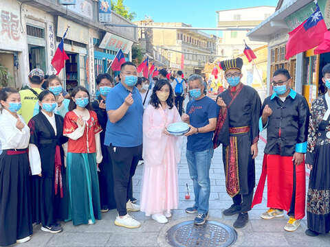 2022金門中秋博餅「變裝博餅歡樂派對」昨（8月14）日下午於陽翟大街封街舉辦。（陳麗妤攝）