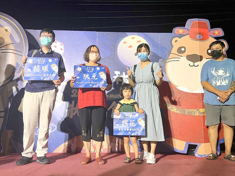 經過海選、複賽及決賽，由楊寶貞（左二）、許翼鈞（左一）、楊孟燕（中）分別獲得狀元、榜眼、探花。（陳麗妤攝）