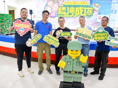 觀光處長丁健剛（左一）感謝黃彥智（中）對金門觀光的支持。（楊水詠攝）