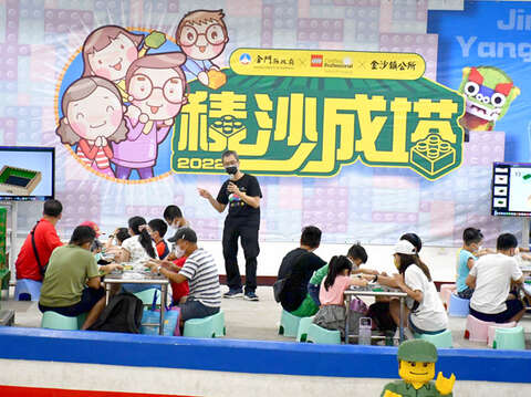 黃彥智教導小朋友拼出微笑碉堡。（楊水詠攝）