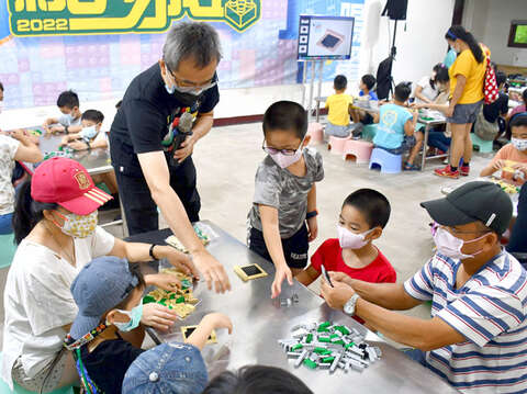 黃彥智教導小朋友拼出微笑碉堡。（楊水詠攝2）