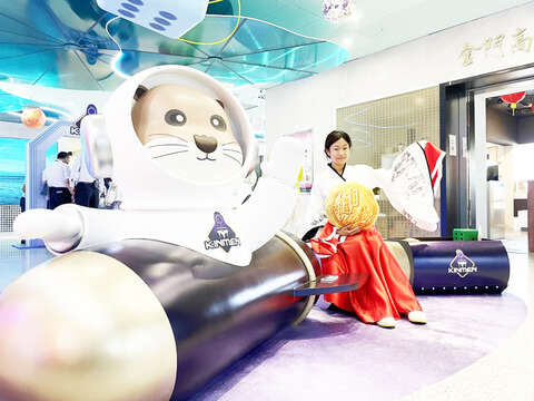 遊客著古服體驗，乘坐阿特太空梭，體驗復古又科技的博餅民俗。（觀光處提供）