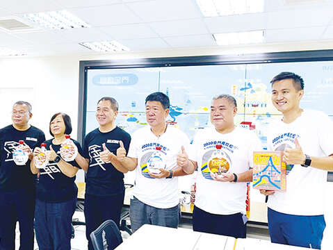 「跑動金門」8月8日起受理報名。金門縣政府教育處昨舉辦宣傳記者會，秘書長陳祥麟表示，跑友可在8月26日到11月15日期間自行選擇5鄉鎮路線。（李增汪攝）