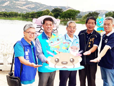 副縣長李增財現場以APP解鎖旅行風獅爺和與會貴賓一同拍照互動。 （陳麗妤攝）