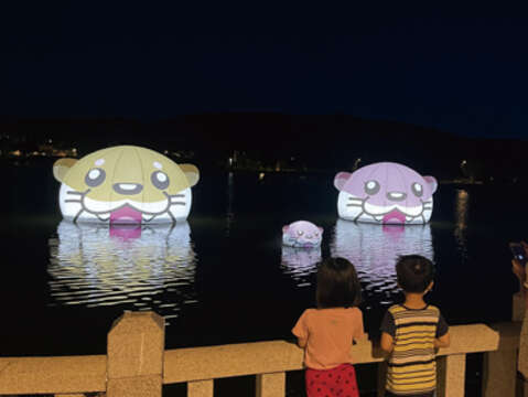 金沙鎮高粱老街風獅爺文化季-「尋找風獅爺APP」今（3）日正式上線，並推出第6款風獅爺微型積木，鄉親或遊客只要完成指定任務後，即可「預約」兌換，數量有限，換完為止；配合活動，今年在觀光處支持下首度於榮湖設置大型裝置藝術展，今將正式點燈啟動。（陳麗妤攝）