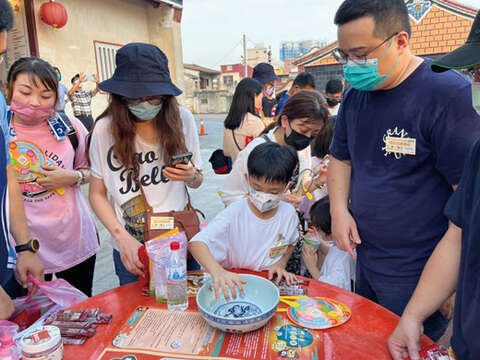遊客體驗博餅。（觀光處提供）