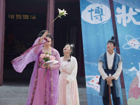 在地金門鱟劇團自明（4）日起每天晚上在清金門鎮總兵署一連演出七場博餅小劇場。（觀光處提供）