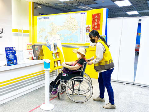 金門縣政府觀光處持續在金門尚義機場旅遊服務中心，提供免費輔具借用服務，讓身心障礙或行動不便者來金門旅遊更便利，也能感受到縣府的用心。（縣府觀光處提供）