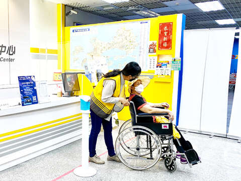 金門縣政府觀光處持續在金門尚義機場旅遊服務中心，提供免費輔具借用服務，讓身心障礙或行動不便者來金門旅遊更便利，也能感受到縣府的用心。（縣府觀光處提供1）