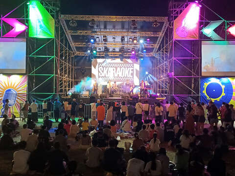 「金各演音樂祭」昨日下午開唱，樂團拍謝少年打頭陣，台下粉絲跟著嗨。（陳冠霖攝）