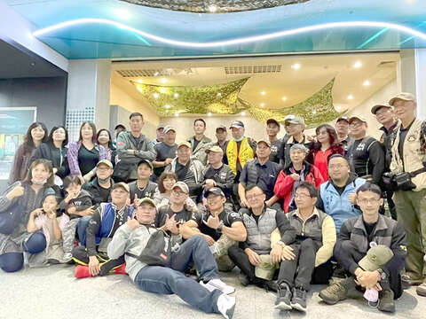 兩棲偵察隊老兵金門尚義機場相見歡。 （觀光處提供）