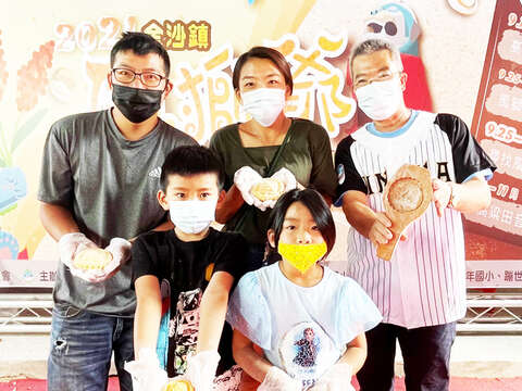 金沙鎮高粱老街風獅爺文化季-風獅爺紅龜粿DIY製作體驗，訂於9月17日及9月18日一連兩天在鎮公所後方辦理，歡迎鄉親現場報名體驗，圖為去年活動民眾參與情形。（陳麗妤攝）