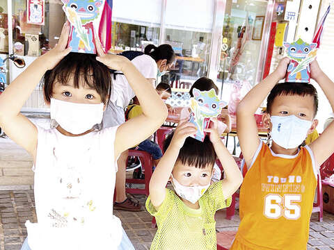 小朋友在大人陪伴下完成風獅爺置物盒製作，開心合照留念並等不及要帶回家。（陳麗妤攝）