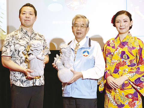 金門縣政府大力推動國際觀光，昨（21）日與日本沖繩共同舉行「2022金門沖繩旅遊交流—尋找風獅爺APP改版」新聞發布會，不只為金門拓展國際觀光開創新局，也增進雙方的旅遊互動與連結。（林靈攝3）