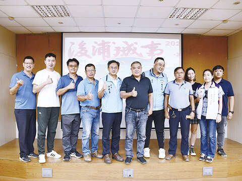 文化局長許績鑫、觀光處長丁健剛與觀光旅宿業界座談及合影。（楊水詠攝）