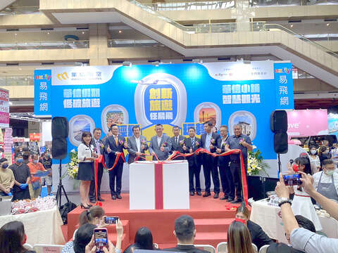 縣長楊鎮浯等人昨參與「創新旅遊任易飛玩轉大金門」啟動儀式。（縣府提供）
