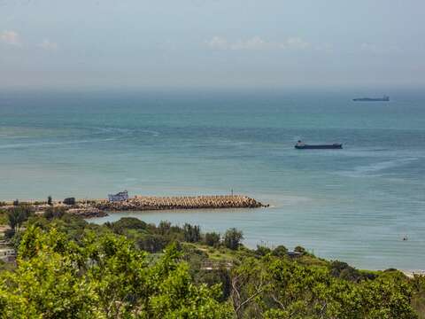 即时影像摄影机建置於134高地制高点，可远眺大船入港及料罗与新湖渔港周边海域浪况。
