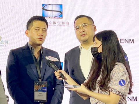 縣府觀光處長丁健剛（右二）與CJ集團接受媒體聯訪，雙方將透過影視製播合作，開啟金門影視觀光國際化的領域。（縣府提供）