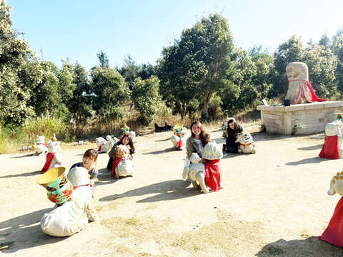 2022金門海洋藝術季，其中「風獅爺復育計畫」布展於歐厝聚落。（民眾提供）