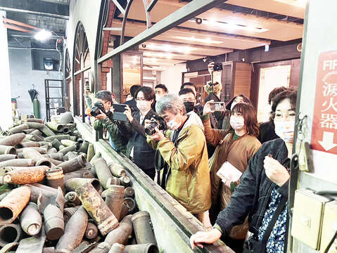 日本沖繩踩線團在金門縣政府觀光處精心安排下，深度體驗金門的閩南、戰地、僑鄉等多元文化以及特產、美食。 （金門縣政府觀光處提供）