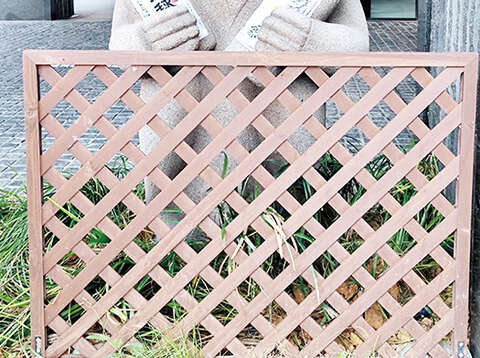 王明宗另一件風獅爺作品，放置於沖繩嘉新酒店前。（王明宗提供）