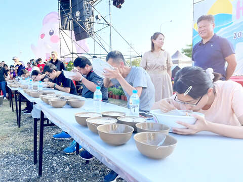 首屆辦理的蚵仔麵線大胃王比賽,現場比賽激烈。