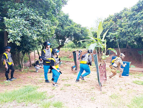 組隊進行生存遊戲對戰。（金管處提供）