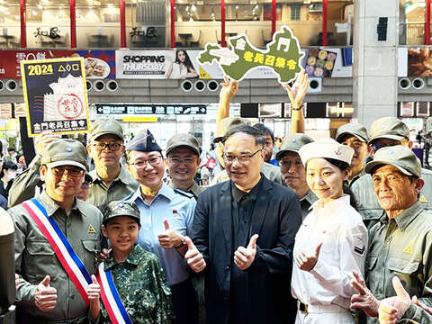 金門老兵召集令首場草綠服軍歌快閃，台北吸睛登場。