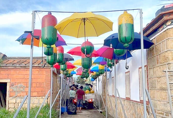 「瓜瓞綿延雨傘情」應景主題佈置。(新前墩社區發展協會提供)