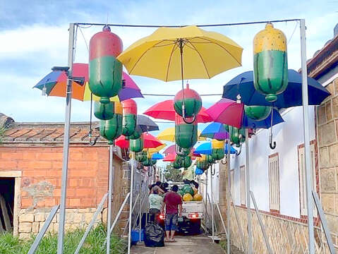 「瓜瓞綿延雨傘情」應景主題佈置。(新前墩社區發展協會提供)