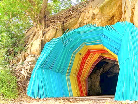 高洞入口的「時空漩渦」。（觀光處提供）