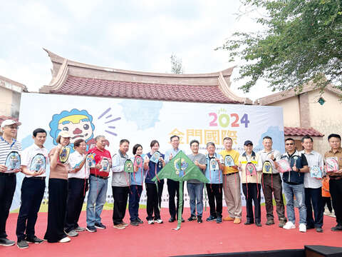 金門國際風箏節，交通部常務次長林國顯（右九）等來賓參加開幕。（許加泰攝）