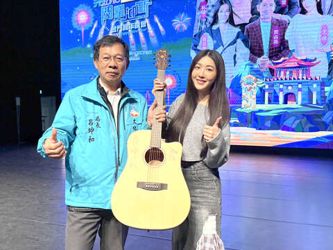 金門縣文化局邀請金門在地出身的演藝圈才女王晴回金門，共同揭曉2025跨年晚會表演卡司。（民眾提供）