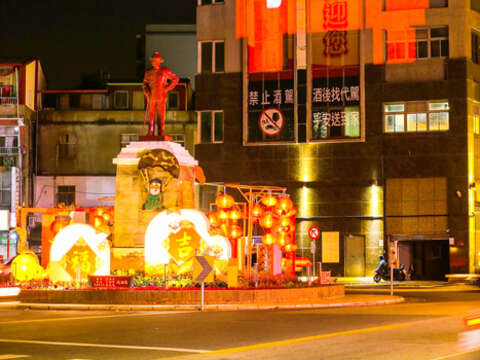 觀光處在春節期間，於金城車站大樓外牆佈設光雕投影展演。