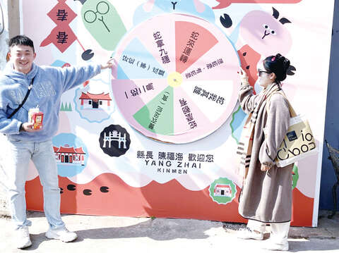 縣府觀光處於陽翟大街佈置「轉動好運」造景，業者也自發性辦理「陽翟│工藝散步village walk」邀民眾到陽翟走春散步，領略各類工藝之美。（陳麗妤攝）