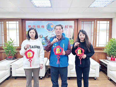 踩街民眾全程走完可憑券兌換蛇年小提燈。（金湖鎮公所提供）