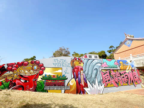 完整呈現夏興孚濟廟彩繪壁畫的全貌，融合傳統與現代藝術元素。（李映蓉攝）