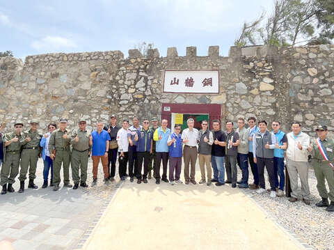 金門國家公園管理處舉行「銅牆山營區」啟用典禮，金管處處長鄭瑞昌與到場來賓共同揭牌。（莊煥寧攝）